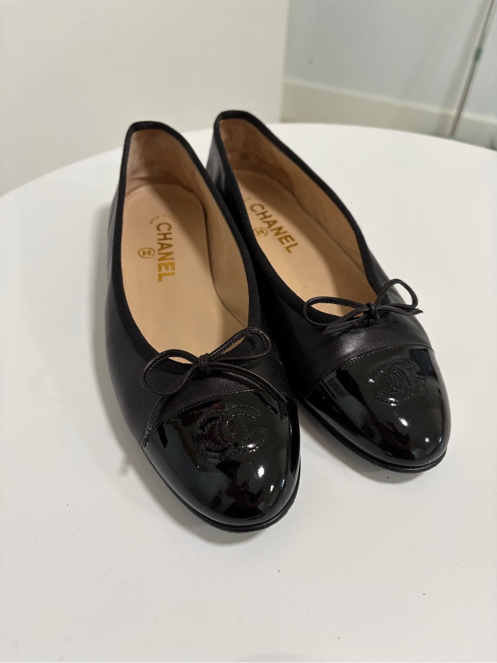 CHANEL Black Lambskin & Patent Calfskin Ballet Flats size 39